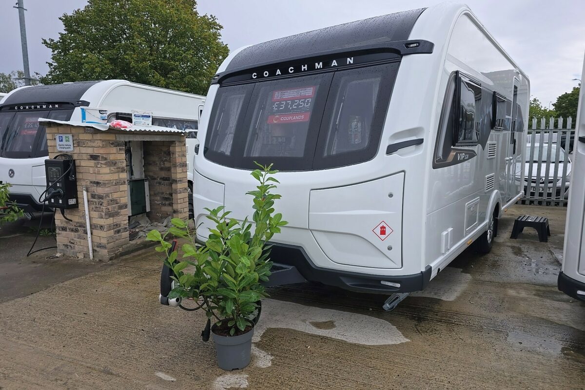 2026 COACHMAN VIP 520 FRONT N/S