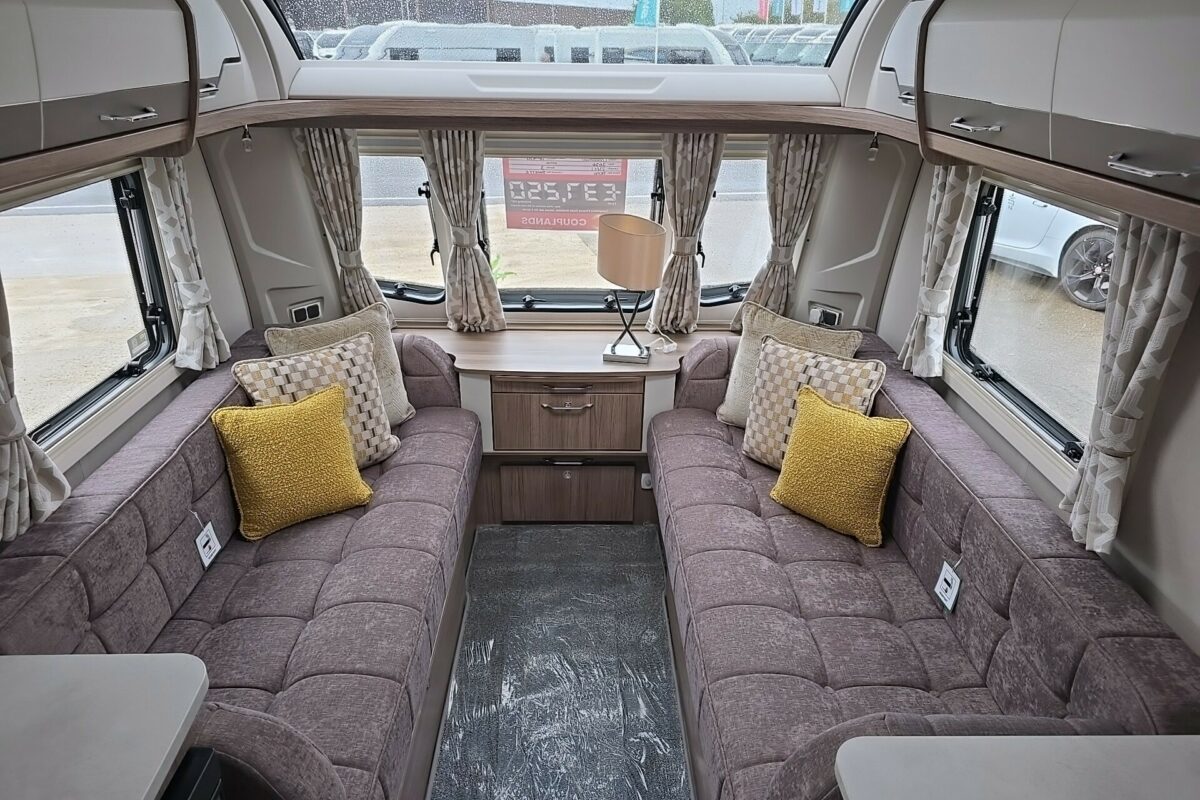 2026 COACHMAN VIP 520 SEATING