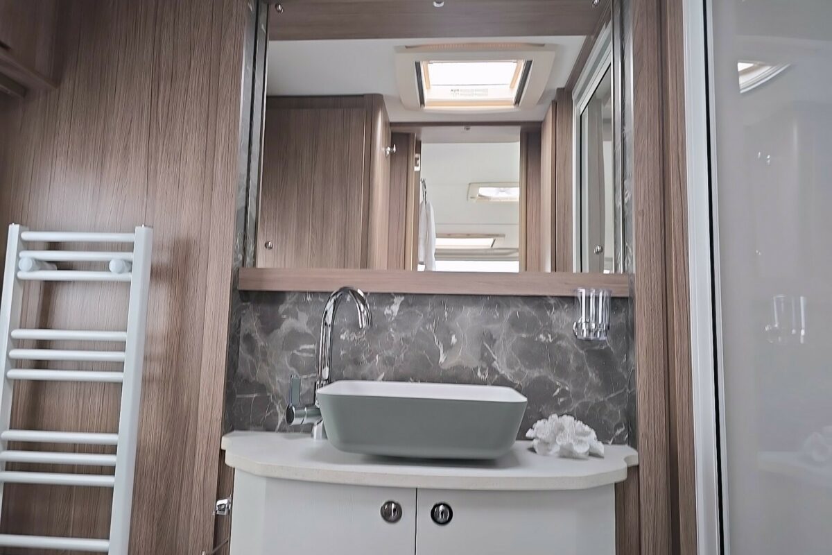 2026 COACHMAN VIP 520 WASHROOM