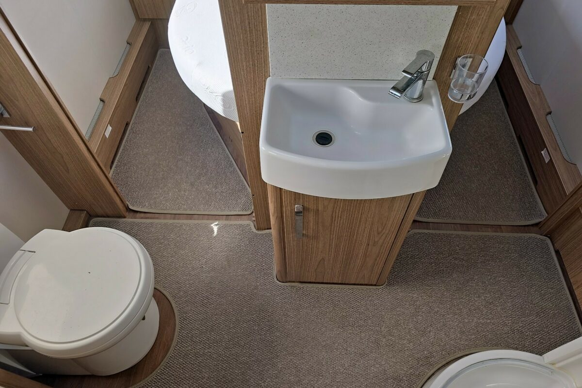 2017 COACHMAN VIP 545 WASHROOM