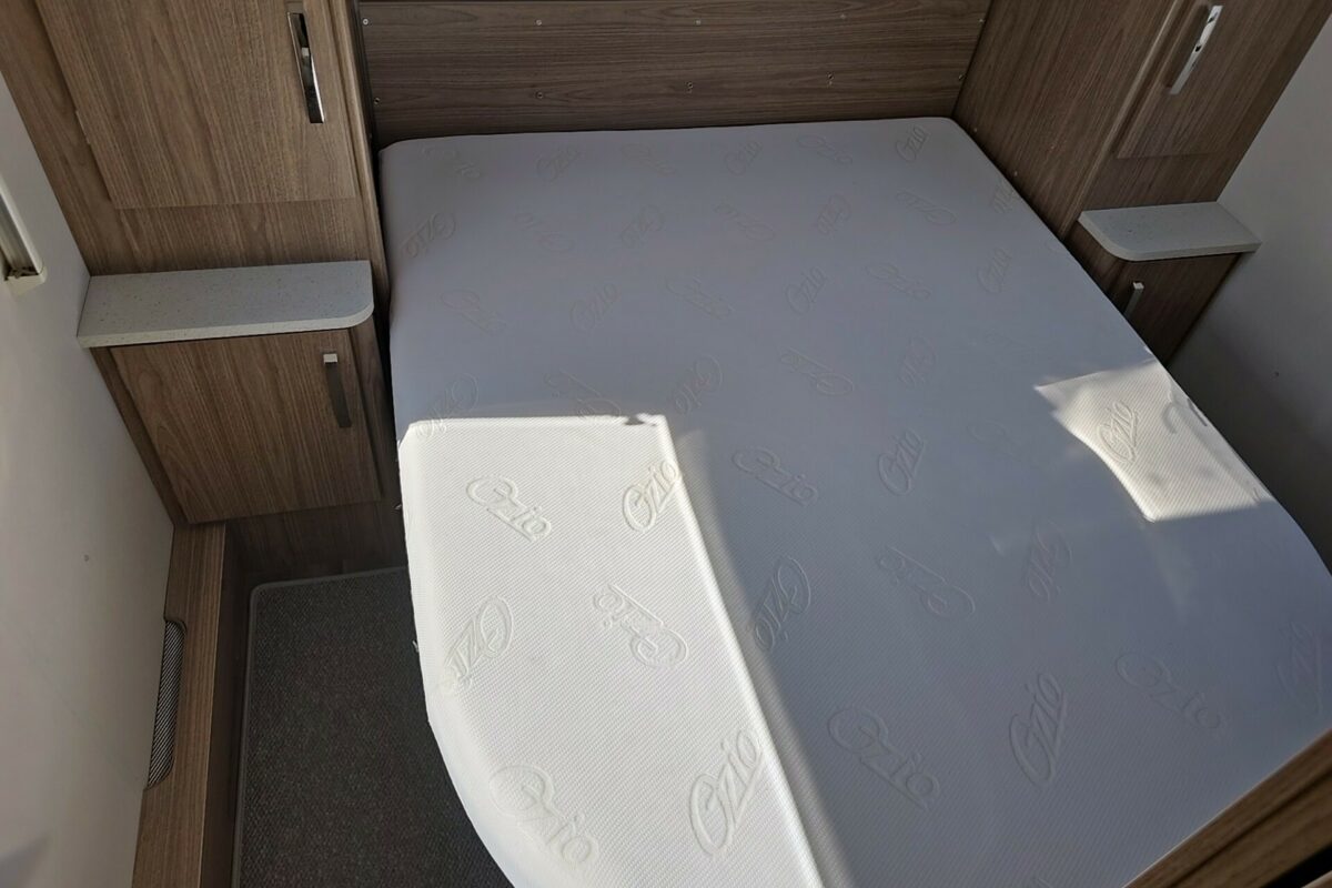 2017 COACHMAN VIP 545 BED