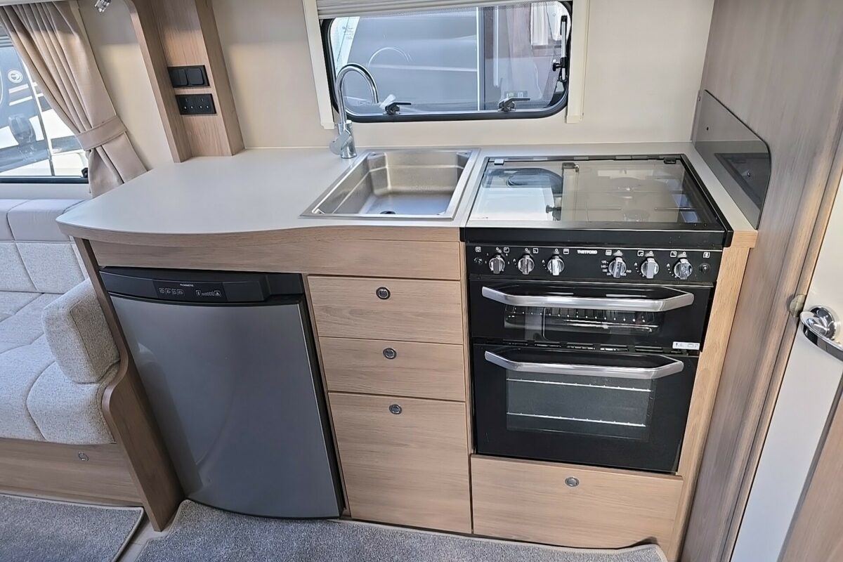 2020 COMPASS CAPIRO 520 KITCHEN