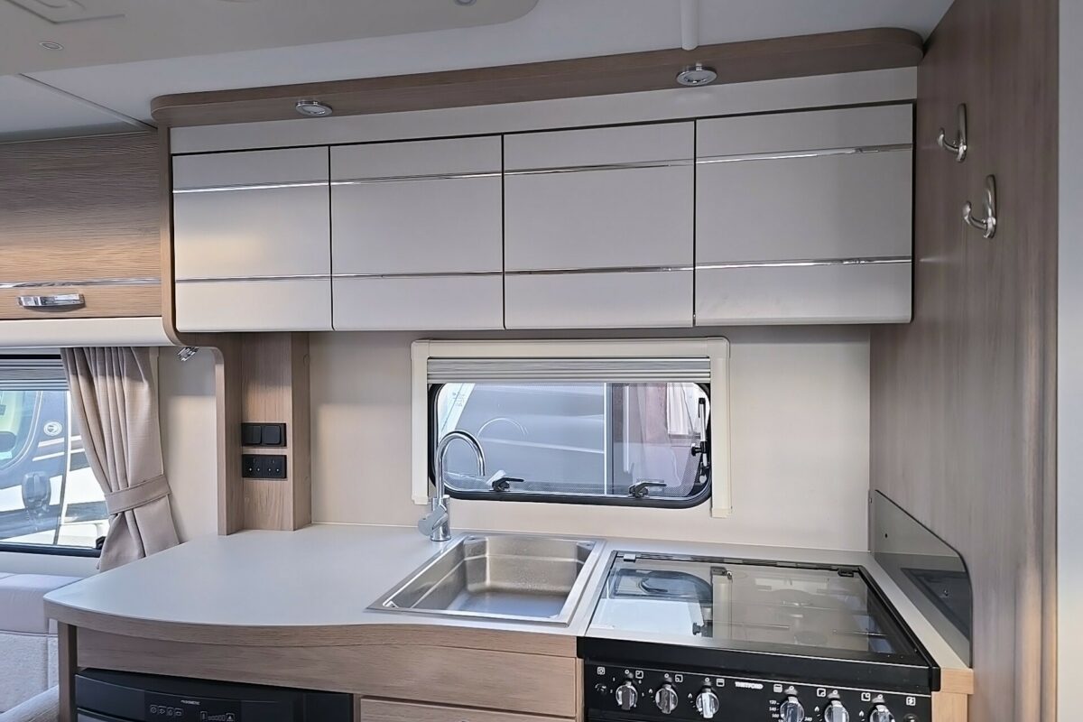 2020 COMPASS CAPIRO 520 KITCHEN