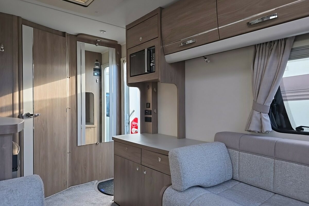 2020 COMPASS CAPIRO 520 VIEW