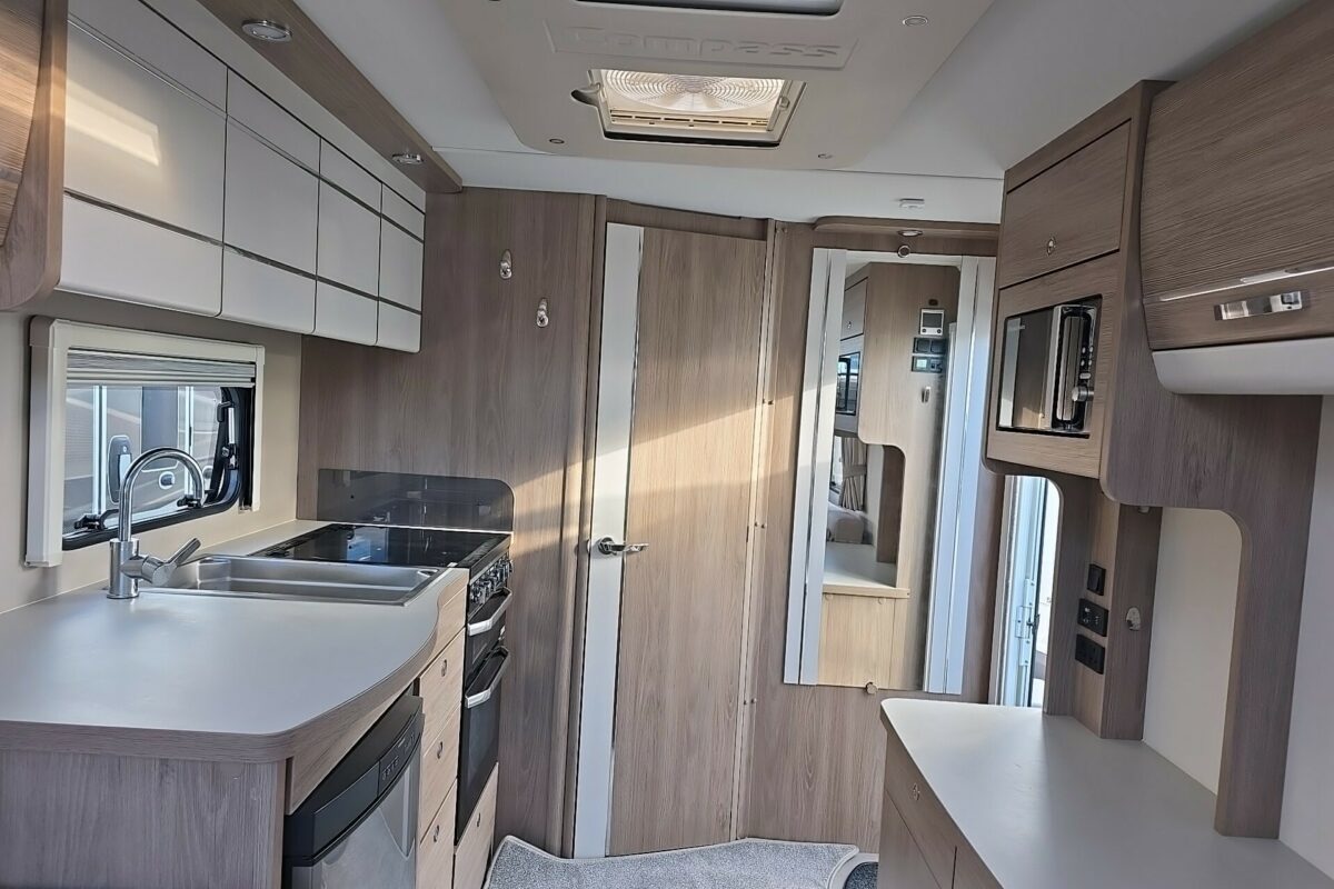 2020 COMPASS CAPIRO 520 VIEW