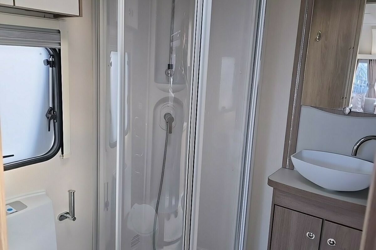 2020 COMPASS CAPIRO 520 SHOWER