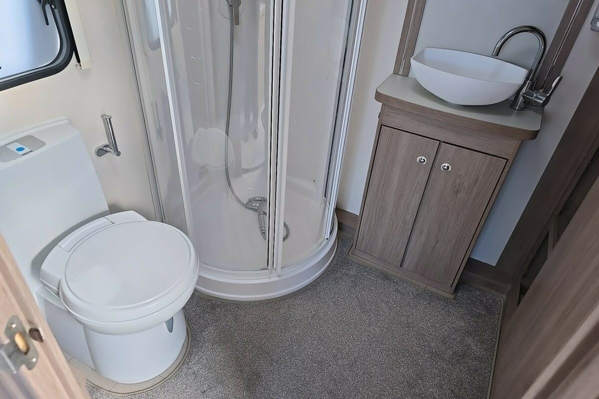 2020 COMPASS CAPIRO 520 WASHROOM