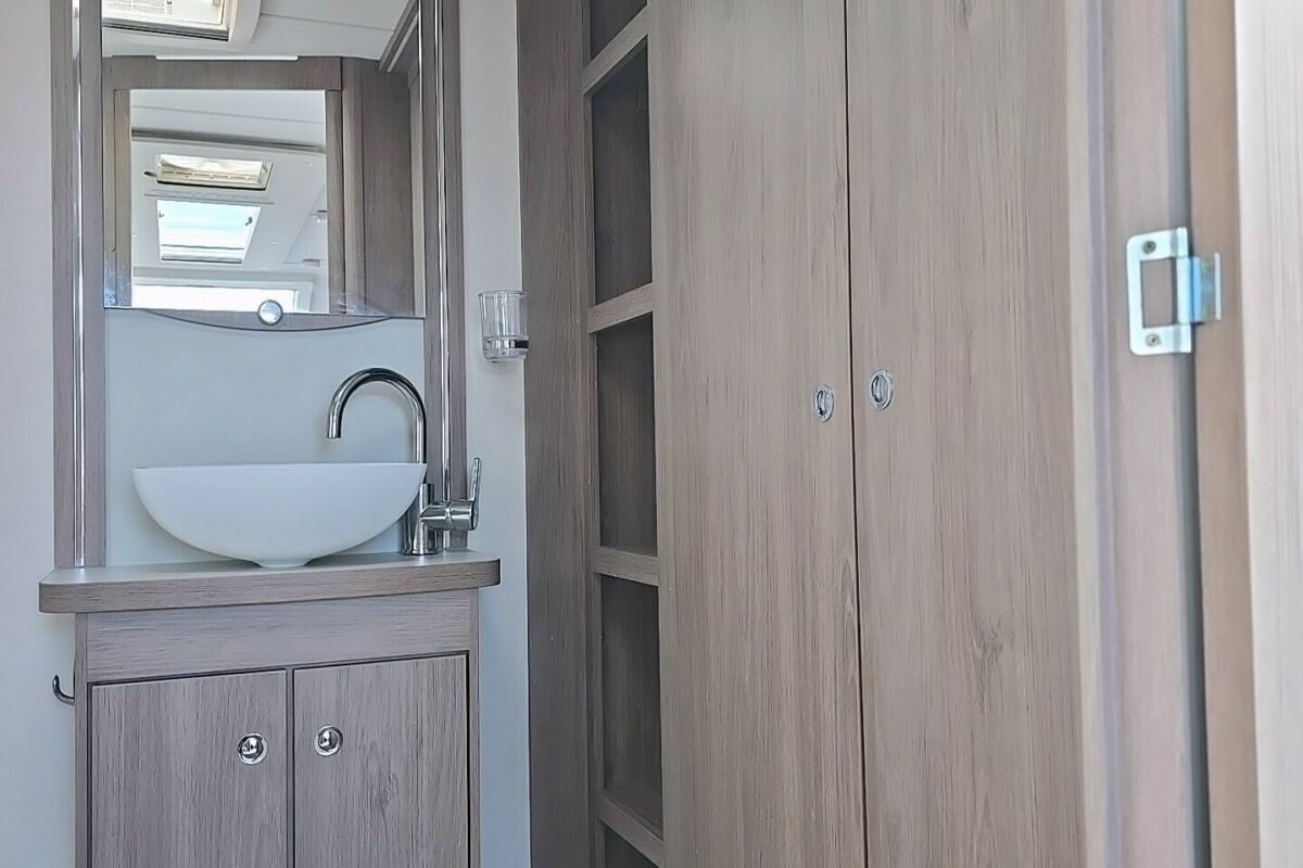 2020 COMPASS CAPIRO 520 WARDROBE