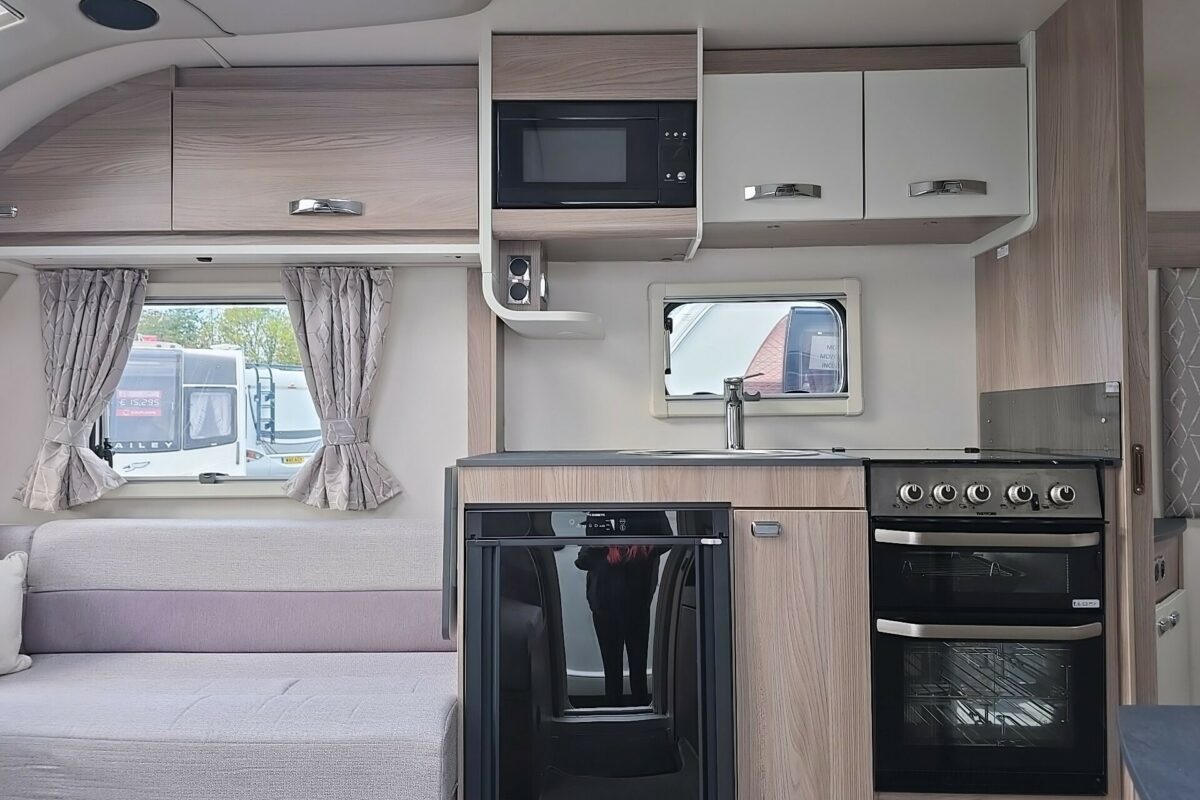 2023 SWIFT VOGUE 580 4 BERTH CARAVAN