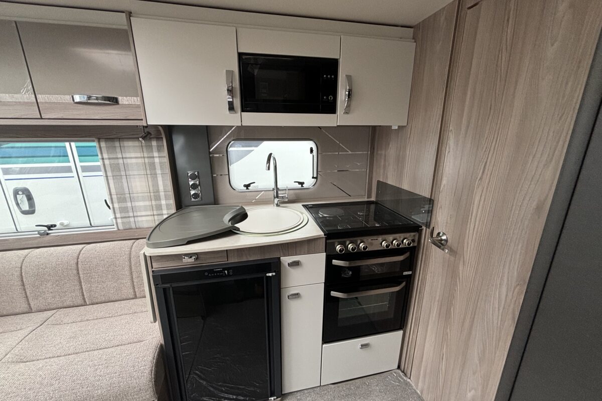 SWIFT CHALLENGER SE 560 2023 KITCHEN