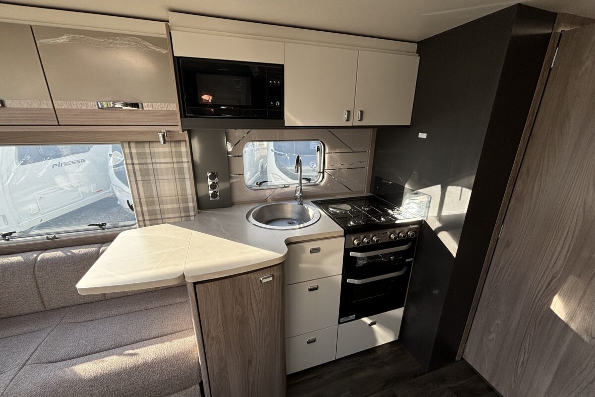 SWIFT CHALLENGER GRANDE 670 2025 KITCHEN