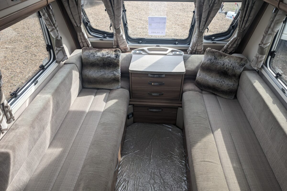 SWIFT CHALLENGER 480 2018 FRONT LOUNGE