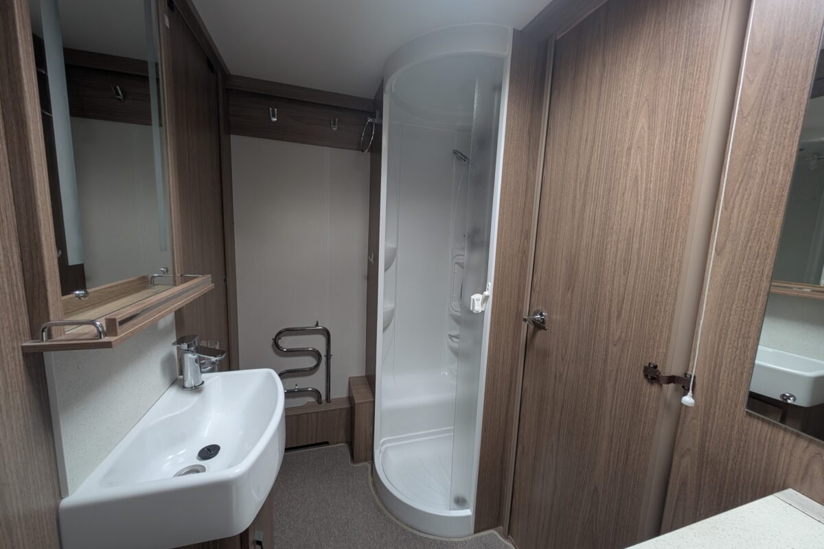 Coachman Laser 650 201