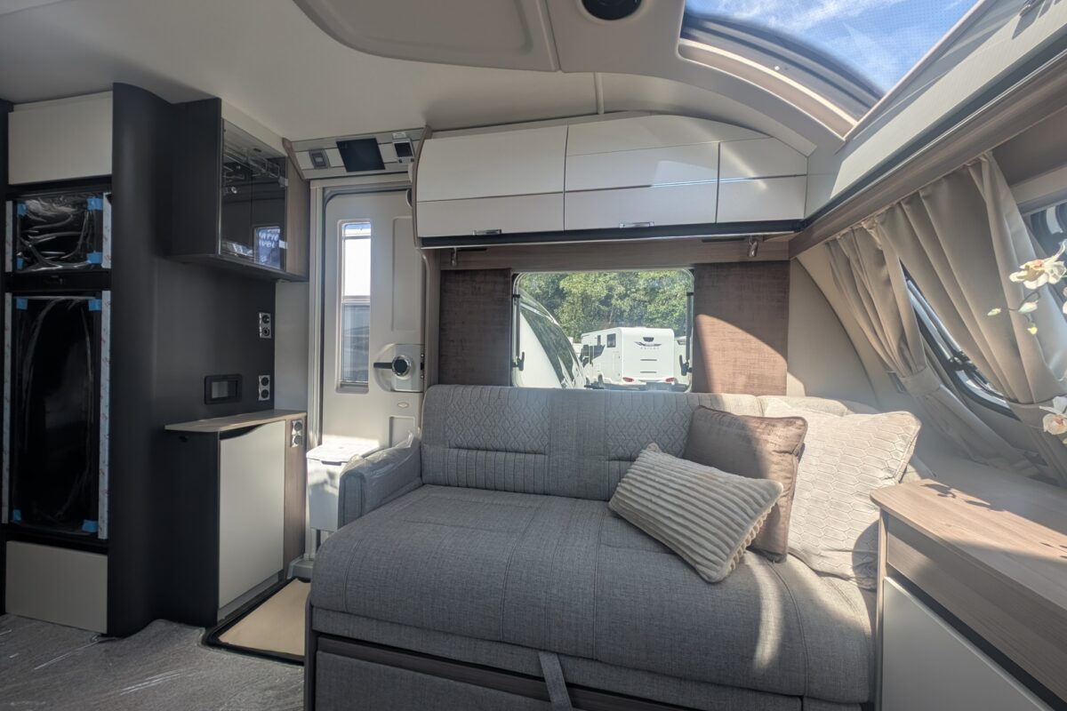 SWIFT ELEGANCE GRANDE 845 2025