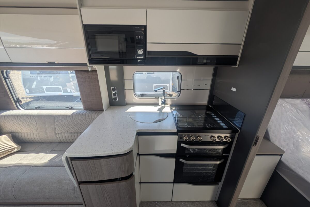 SWIFT ELEGANCE GRANDE 845 2025